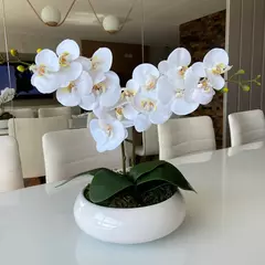 ARRANJO DE ORQUÍDEA BRANCA COM VASO DE CERÂMICA BRANCO