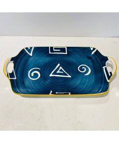 Travessa azul com formas geométricas