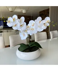 ARRANJO DE ORQUÍDEA BRANCA COM VASO DE CERÂMICA BRANCO
