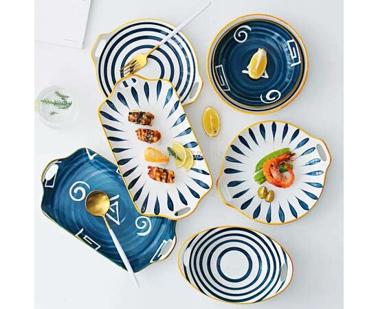 Travessa azul com formas geométricas