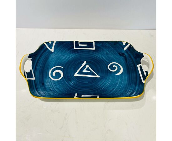 Travessa azul com formas geométricas