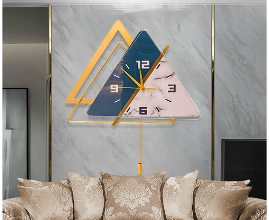 Relógio de parede triangular decorativo