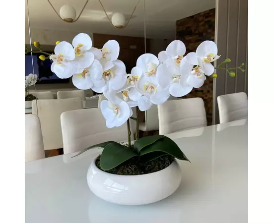 ARRANJO DE ORQUÍDEA BRANCA COM VASO DE CERÂMICA BRANCO